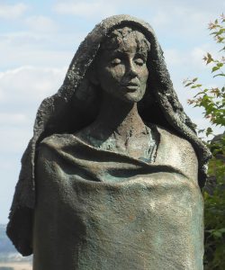 Skulptur von Hildegard von Bingen vor dem Kloster Eibingen