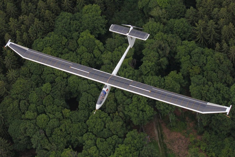Solarflugzeug icaré-wtp über Waldlandgebiet