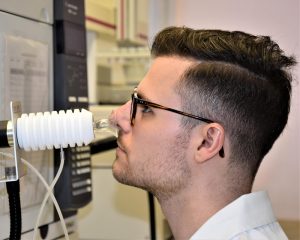 Forscher riecht an einem Gaschromatographie-Olfaktometer