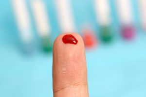 Blutstropfen auf Fingerkuppe