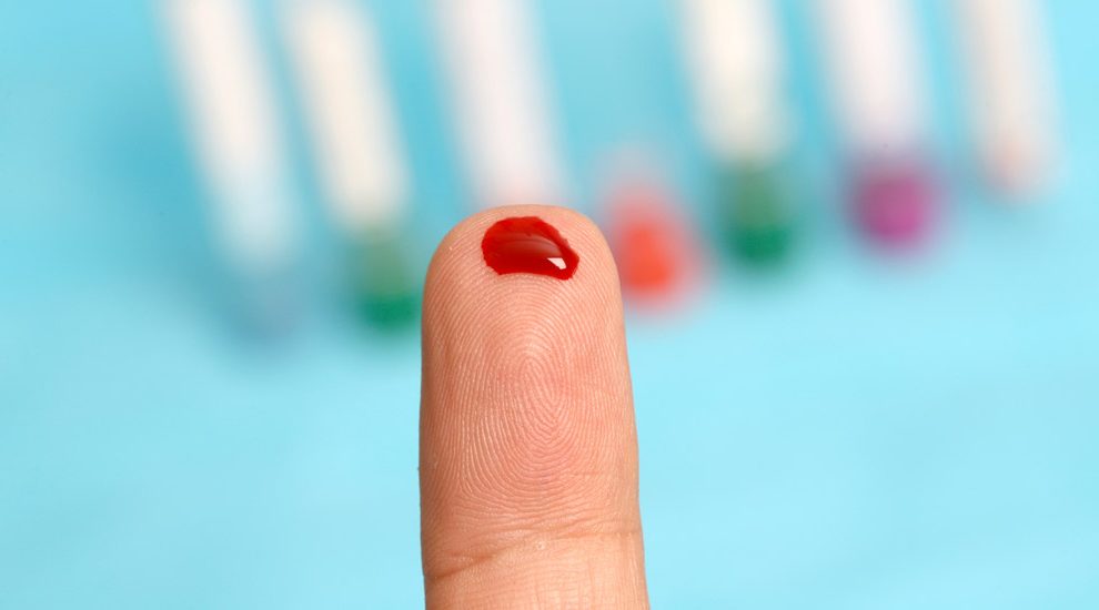 Blutstropfen auf Fingerkuppe