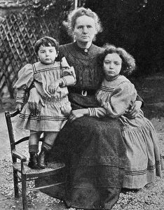 Foto von Marie Curie und ihren beiden Töchtern Irène und Ève