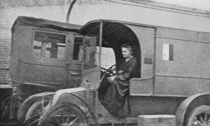 Marie Curie in einer mobilen Röntgenanlage 