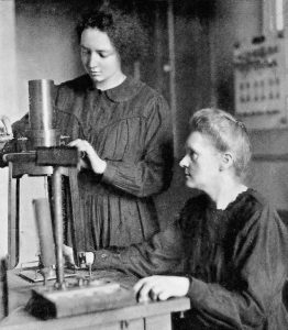 Marie Curie und ihre Tochter Irène in einem Labor