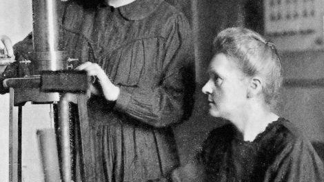 Marie Curie und ihre Tochter Irène in einem Labor