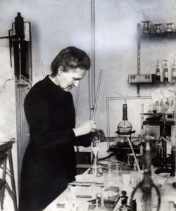 Marie Curie in ihrem Chemielabor