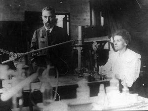 Pierre und Marie Curie in einem Labor