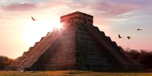 Pyramide von Kukulkan bei Sonnenuntergang