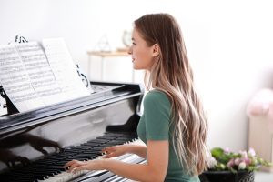 Klavierspielende junge Frau