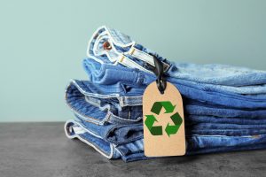 Jeans mit Recycling-Label