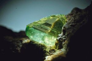 Foto des grünlichen Minerals Olivin