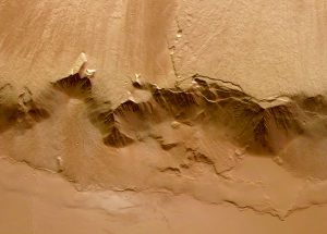 Klippen am östlichen Fuß des Olympus Mons