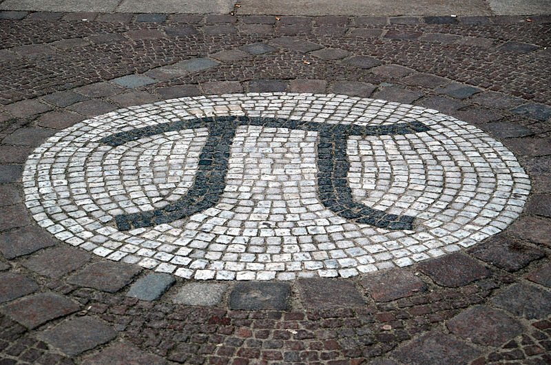 Pi-Mosaik im Pflaster vor dem Berliner Matheon