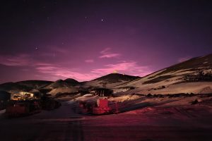McMurdo-Station unter pinkem Himmel