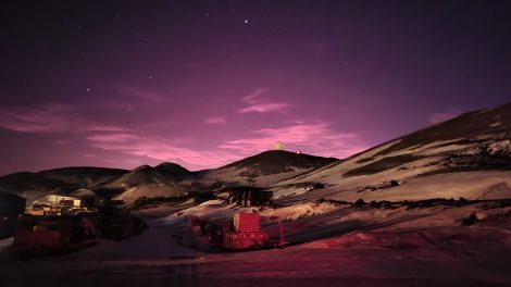 McMurdo-Station unter pinkem Himmel