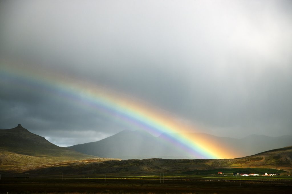 Regenbogen im Nordwesten Islands, stürmischer Himmel