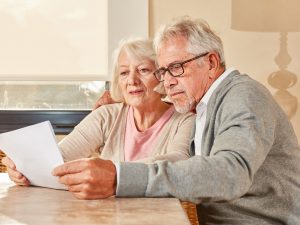 Seniorenpaar liest zusammen einen Vorsorgeplan