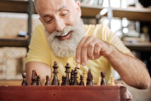 Alter Mann spielt Schach