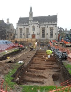Ansicht des mittelalterlichen Friedhofs in Longwall Quad, der derzeit ausgegraben wird