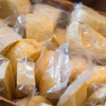 In Plastik eingeschweißte Käsestücke
