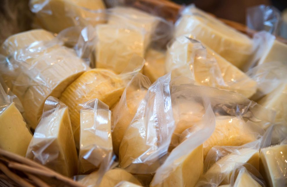 In Plastik eingeschweißte Käsestücke