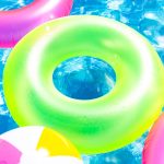 neonfarbene Schwimmreifen in einem Pool