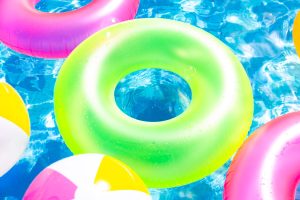 neonfarbene Schwimmreifen in einem Pool
