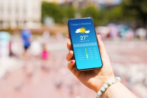 Smartphone mit geöffneter Wetter-App