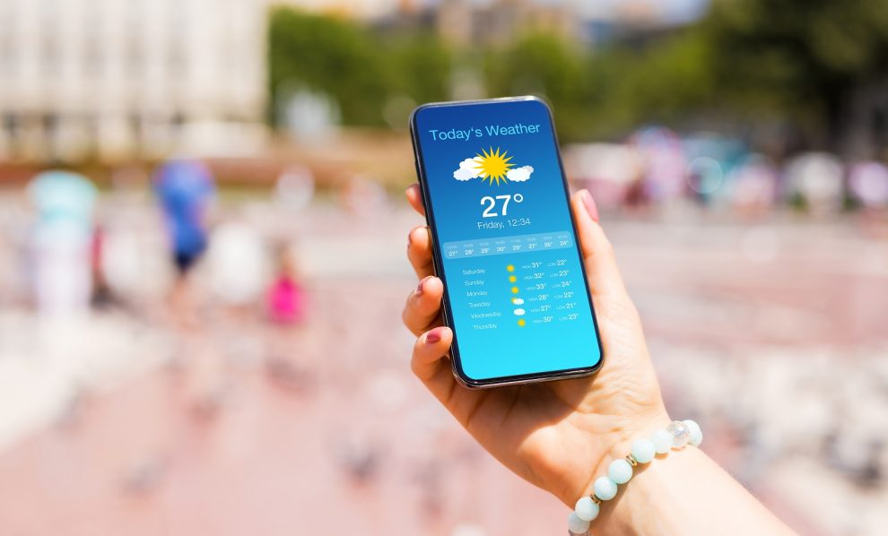 Smartphone mit geöffneter Wetter-App