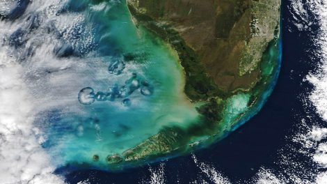 Wolkenlöcher über dem Golf von Mexiko